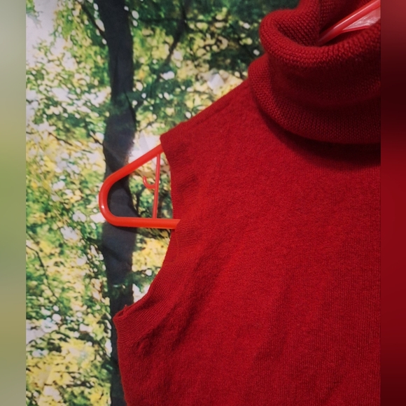 Sleeveless cherry red merino wool turtleneck - Picture 3 of 9